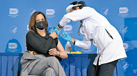 賀錦麗（左）在馬里蘭州接種第二劑疫苗。（美聯社圖片）