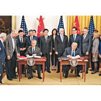 前總統特朗普與中國國務院副總理劉鶴去年簽署首階段貿易協議。