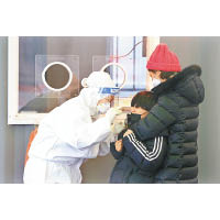 南韓：首爾一名男童接受病毒抽樣檢測。