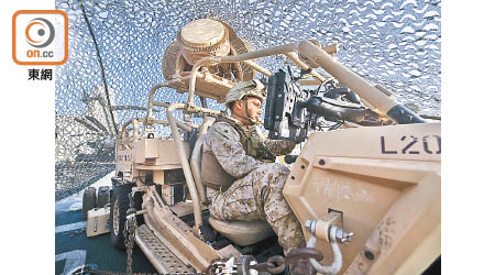 美軍︰聖迭戈號的海軍陸戰隊隊員監控雷達，防範無人機攻擊。