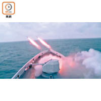 解放軍︰軍艦發射反潛火箭深彈。