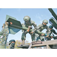 台發布空軍官兵裝備車載劍一導彈照片。