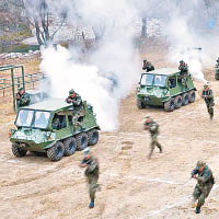 火箭軍某警衞營進行山地攻防對抗訓練。