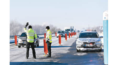 捷克警員截查車輛。（美聯社圖片）