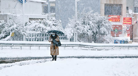 冷鋒吹襲希臘首都雅典。（美聯社圖片）