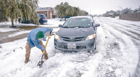 德州民眾清理道路積雪，方便汽車行駛。（美聯社圖片）