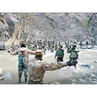中印軍人在河上涉水對峙。