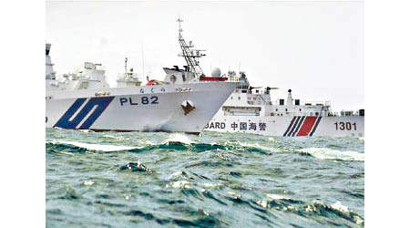 中國海警船（右）與日本的保安艦對峙。