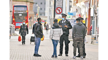倫敦警員巡邏街道執行封鎖令。（美聯社圖片）