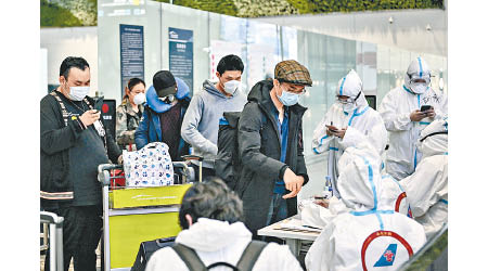 內地疫情受到控制，圖為廣州機場檢疫情況。