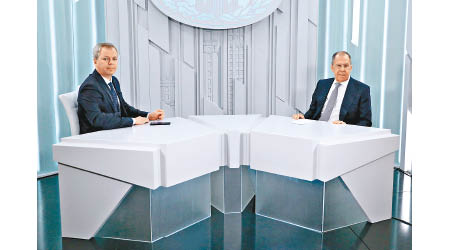 拉夫羅夫（右）接受採訪時指俄歐關係已被「撕得粉碎」。