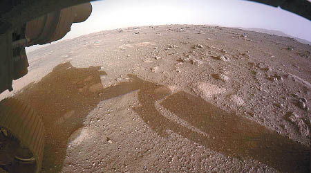 彩色照拍到堅毅號降落火星表面的畫面。