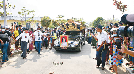 上周因示威喪生的少女在內比都出殯，數千人送別。