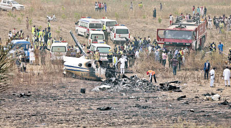 小型軍用飛機墜毀現場遍布殘骸碎片。（美聯社圖片）