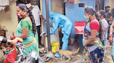 印度防疫人員上門替民眾檢測。（美聯社圖片）