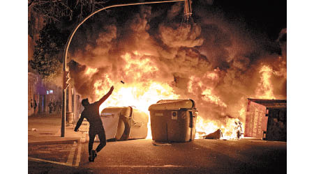 示威者焚燒雜物。（美聯社圖片）