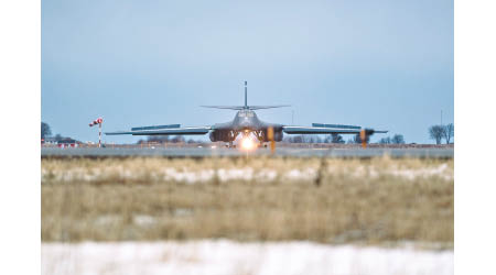 B1B轟炸機飛抵歐蘭空軍基地。