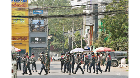 緬甸軍警在曼德勒驅散示威者。（美聯社圖片）