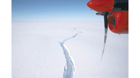 冰架出現長長的裂縫。（美聯社圖片）
