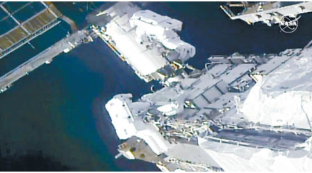 魯賓斯和格洛弗在國際太空站外安裝支架。（美聯社圖片）