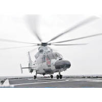 解放軍：直升機在軍艦甲板上降落。