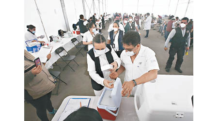 墨西哥醫護人員接種科興疫苗。（美聯社圖片）
