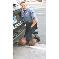 去年5月：事發時白人警員沙文截查黑人男子弗洛伊德，並跪壓他的頸部。