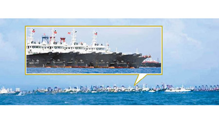 多艘中國漁船在牛軛礁一字排開，菲律賓指，漁船由中國海上民兵駕駛。（美聯社圖片）