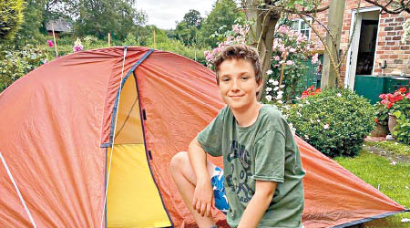 伍賽每夜在帳篷內度宿。