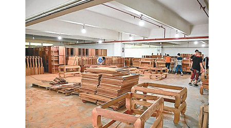 木材價格上升，令內地家具廠經營大受到影響。