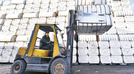 新疆棉花問題掀起強迫勞動爭議。（中新社圖片）
