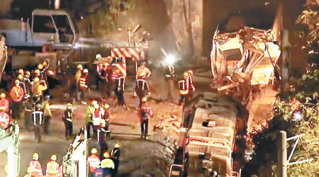 救援人員把第一卡車廂拖離清水隧道。