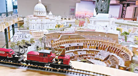 製作團隊搭建出超逼真的鐵路模型。