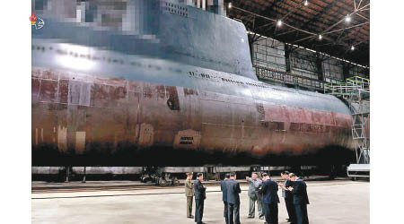 金正恩曾經視察潛艇建造過程。