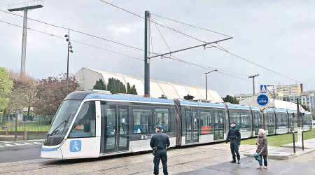 巴黎電車新線開通。