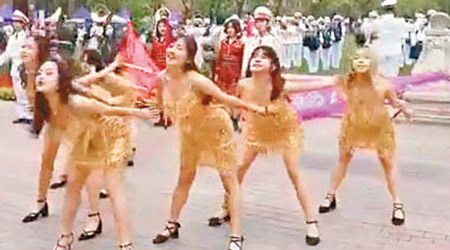 女學生在現場載歌載舞。