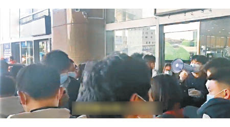 北京西站：乘客得知列車延誤後，怨聲載道。