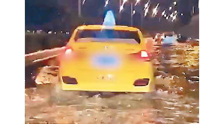 重慶市出現特大雷暴雨天氣，車輛涉水而行。