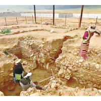 西藏自治區文物保護研究所領導發掘封土墓。