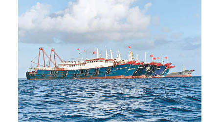多艘中國漁船月前集結在牛軛礁。