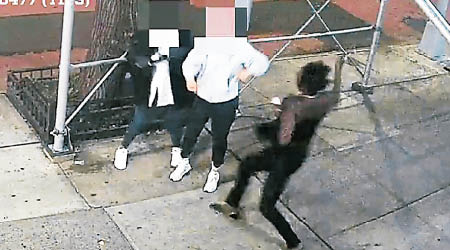 黑人女子（右）手持鐵錘，攻擊兩名女子。