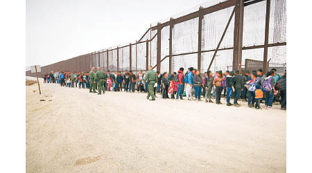 大批難民在美墨邊境滯留。