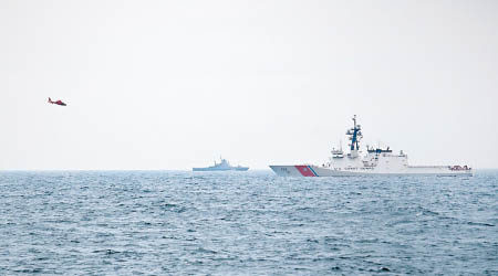 漢密爾頓號（右）在黑海演習，俄軍巡邏艦帕韋爾‧杰爾扎溫號（左）在不遠處監視。