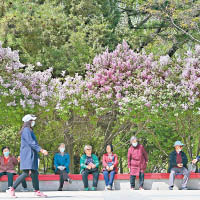 內地老年人口比例增加。圖為內蒙古呼和浩特市一處公園。