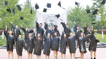 政策能否利誘年輕人生育是關鍵。圖為中國藥科大學畢業生。