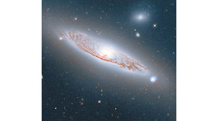 NGC 5037星旋的塵氣結構清晰可見。