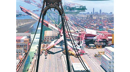 台灣高雄港碼頭一座天秤遭貨櫃船撞到後倒塌。
