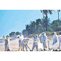 斯里蘭卡派出軍隊清理海灘。