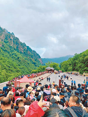 太白山景區疑因落石毀路，大批遊客滯留無法落山。