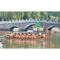 北京：公園湖面上演賽龍舟。